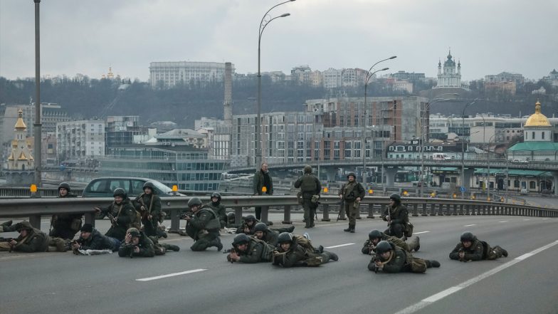 Russia-Ukraine War: रूस ने यूक्रेन के दूसरे सबसे बड़े शहर खारकीव पर की बमबारी, राजधानी कीव पर बढ़ा खतरा