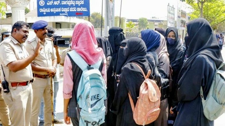 Hijab Controversy: कक्षा में हिजाब पहनने की जिद पर अड़ी थी छात्राएं, प्रिंसिपल ने 58 लड़कियों को दी निलंबन की धमकी