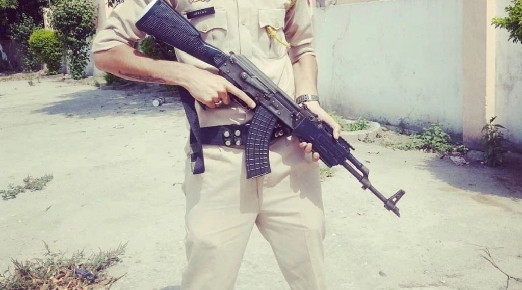 हेलमेट न पहनने पर लाइनमैन का कटा चालान, लाइनमैन ने काटी थाने की बिजली आपूर्ति