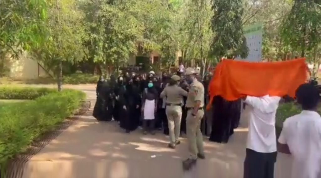 किसी भी छात्र को धार्मिक पोशाक पहनने पर जोर नहीं देना चाहिए: कर्नाटक हाईकोर्ट 