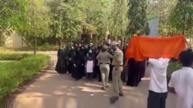 Hijab Controversy: सोमवार तक शिक्षण संस्थानों में धार्मिक कपड़े पहनने पर रोक, स्कूल-कॉलेज खोलने का आदेश- कर्नाटक HC