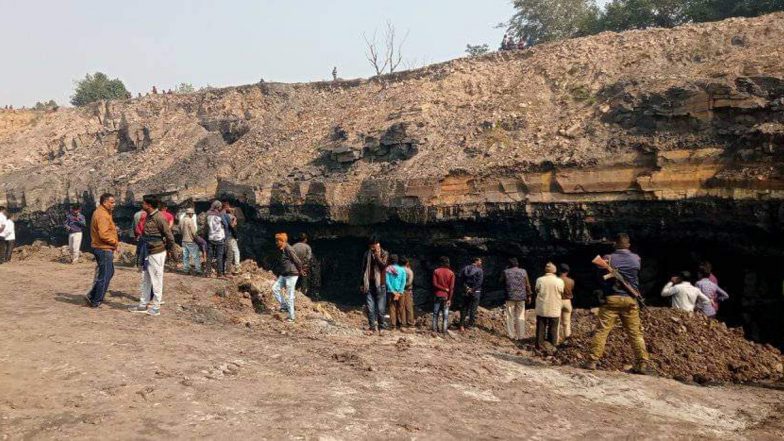 Jharkhand: धनबाद में बीसीसीएल की बंद पड़े कोयला खदान में हादसा, 60 फुट का कच्चा सड़क ढहा