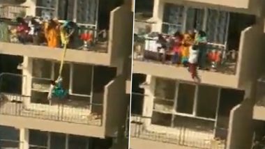 फरीदाबाद: गिरे हुए कपड़े को उठाने के लिए मां ने बच्चे की जिंदगी लगा दी दांव पर, साड़ी से बांधकर 10वीं मंजिल से बालकनी पर नीचे लटकाया (Watch Video)