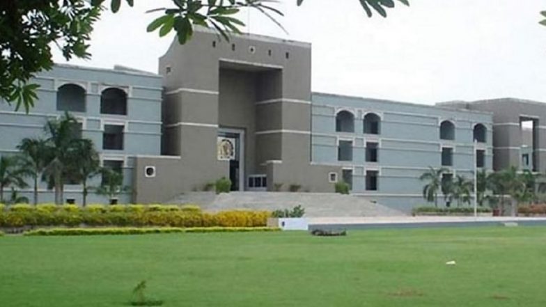 Gujarat: सुनवाई के दौरान कोका-कोला पी रहा था पुलिस अधिकारी, HC ने 100 कोक के केन बांटने की सजा सुनाई