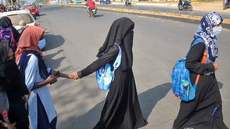 Hijab Row: हिजाब प्रतिबंध मामले में सुप्रीम कोर्ट का कर्नाटक सरकार को नोटिस, 5 सितंबर को होगी अगली सुनवाई