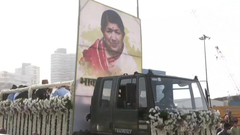 Lata Mangeshkar Dies At 92: अंतिम सफर पर लता मंगेशकर, उनके आवास प्रभु कुंज से शिवाजी पार्क ले जाया जा रहा पार्थिव शरीर, विदाई देने के लिए लोगों का उमड़ा हुजूम  (View Pics)