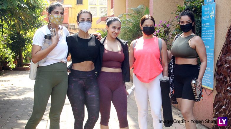 Malaika Arora, Kubbra Sait समेत बॉलीवुड की ये हसीनाएं एक साथ करती हैं योगा, Hot Style में वायरल हुई Photos