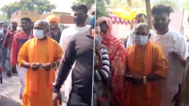 UP Elections 2022: सीएम योगी के वेश में राजू कोहली नाम का शख्स वोटिंग करने पहुंचा मतदान केंद्र, देखकर लोग हुए हैरान  (Watch Video)