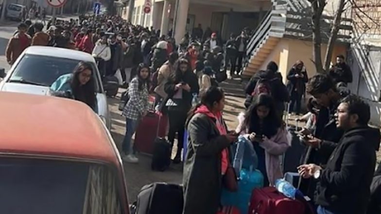 Ukraine Crisis: विमानन मंत्रालय ने अगले दो दिनों में 7,400 से ज्यादा भारतीयों को लाने की जानकारी दी