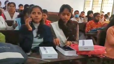 UP: कन्नौज में खुलेआम उड़ी आचार संहिता की धज्जियां, कॉलेज के छात्राओं को बांटे गए स्मार्टफोन