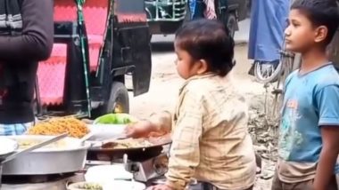Viral Video: सड़क किनारे खाना बना रहे छोटे बच्चे ने अपनी मासूमियत से जीता लोगों का दिल, वायरल हुआ वीडियो