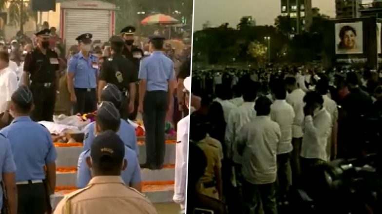 Lata Mangeshkar Funeral: भारत रत्न लता मंगेशकर के अंतिम संस्कार से पहले राजकीय सम्मान दिया गया (Watch Video)