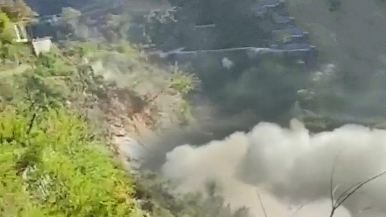 Uttarakhand: रुद्रप्रयाग में भरभरा कर गिरा पहाड़, प्रशासनिक टीम मौके पर मौजूद, देखिए भूस्खलन का Video