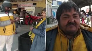 Digital Beggar: अपने गले में क्यूआर कोड लटका कर घूमता है ये अनोखा भिखारी, ऑनलाइन पेमेंट से लेता है भीख