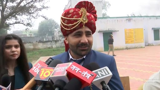 UP Election 2022: शादी से पहले वोट डालने पहुंचा दूल्हा, कहा- मतदान पहले बाकी सब काम बाद में