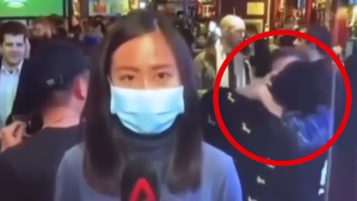 Viral Video: दो समलैंगिक पुरुष टीवी पर लाइव किस करते हुए कैमरे में कैद, वीडियो हुआ वायरल