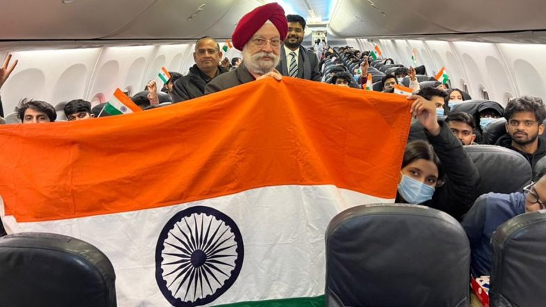 Ukraine Crisis: केंद्रीय मंत्री हरदीप सिंह पुरी भारतीय छात्रों के जत्थे को लेकर पहुंचे दिल्ली, जताई खुशी