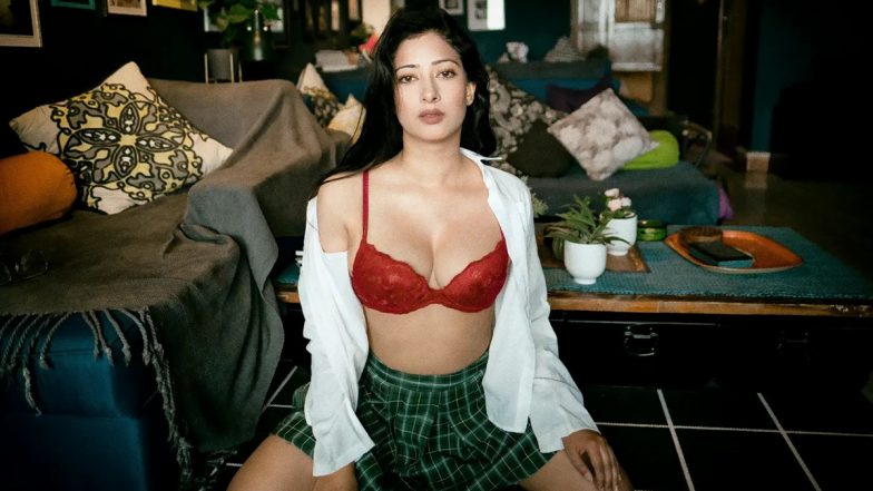 Sooryavanshi एक्ट्रेस Niharica Raizada ने शर्ट की बटन खोलकर दिखाया बोल्ड अवतार, देखें Hot Photos