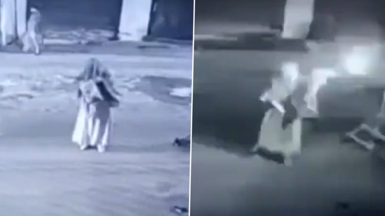 J-K: बुर्का पहनकर आई महिला ने सोपोर में सुरक्षाबलों के बंकर पर फेंका बम, देखें वायरल VIDEO