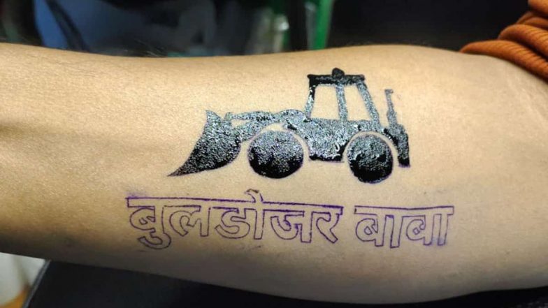 UP: उत्तर प्रदेश विधानसभा चुनाव से बढ़ा बुलडोजर का क्रेज, बनारस में युवा बनवा रहे टैटू