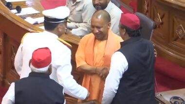 UP विधानसभा में सीएम योगी आदित्यनाथ और सपा मुखिया अखिलेश यादव की हुई मुलाकात, देखें पक्ष-विपक्ष का अनोखा मिलन (VIDEO)