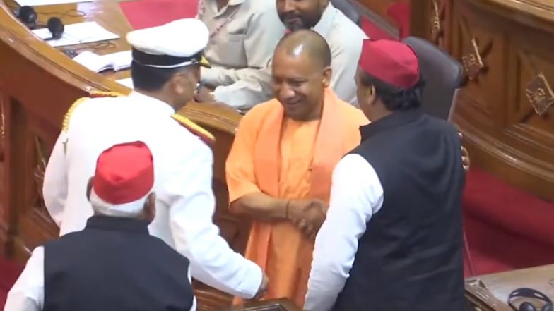 UP विधानसभा में सीएम योगी आदित्यनाथ और सपा मुखिया अखिलेश यादव की हुई मुलाकात, देखें पक्ष-विपक्ष का अनोखा मिलन (VIDEO)