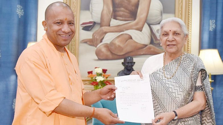 UP: योगी आदित्यनाथ ने राज्यपाल आनंदीबेन पटेल को सौंपा 273 विधायकों के समर्थन का पत्र, कल 3.15 बजे होगा शपथ ग्रहण समारोह