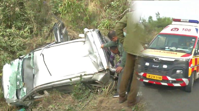 Jharkhand: स्कूल वैन पेड़ से टकराई, 12 छात्र घायल