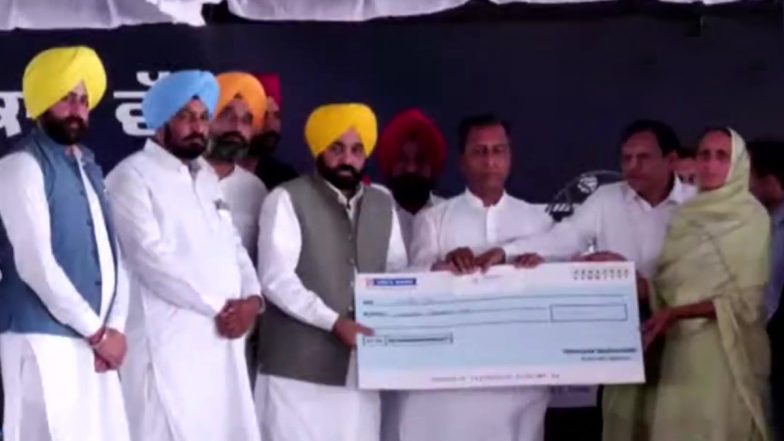 Punjab: सीएम भगवंत मान ने कपास की फसलों के नुकसान को लेकर किसानों को सौपें मुआवजे के चेक