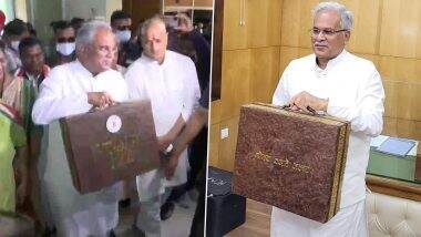 Chhattisgarh Budget: मुख्यमंत्री भूपेश बघेल गाय के गोबर से बने ब्रीफकेस में लेकर आएं राज्य का बजट, देखें तस्वीरें