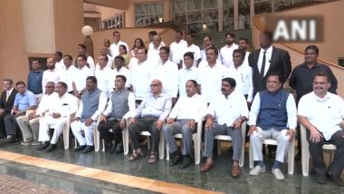 गोवा के नवनिर्वाचित विधायकों ने राज्य विधानसभा की सदस्यता की शपथ लेने के बाद ग्रुप फोटो खिंचवाई  (Watch Pics)