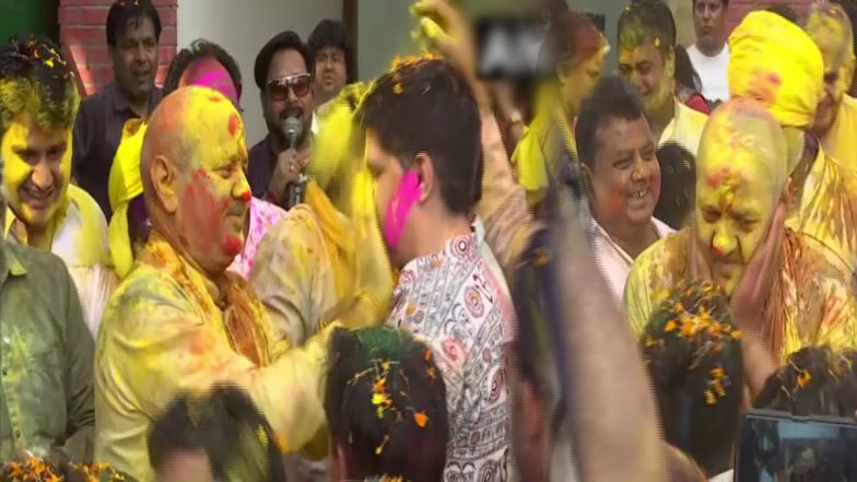 HOLI: दिल्ली के उपमुख्यमंत्री मनीष सिसोदिया ने अपने आवास पर खेली होली, देखिए तस्वीरें