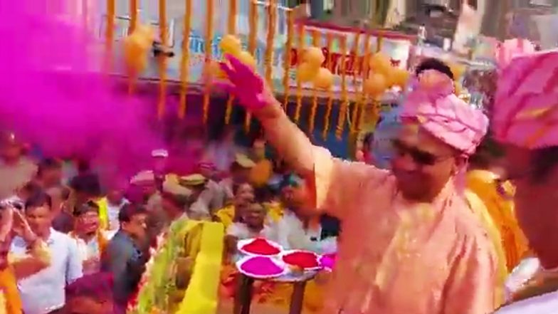 VIDEO: शपथ से पहले योगी आदित्यनाथ ने मनाई भव्य होली, गोरखपुर मे भगवान नरसिंह शोभायात्रा में हुए शामिल