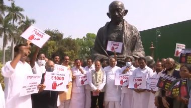 LPG सिलेंडर के साथ ही पेट्रोल और डीजल की कीमतों में बढ़ोतरी के विरोध में उतरी कांग्रेस, ससंद भवन के बाहर महात्मा गांधी प्रतिमा के पास प्रदर्शन किया