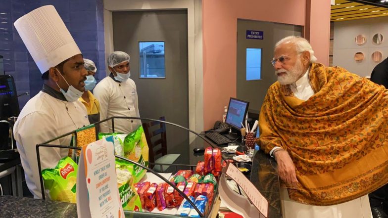 PM Modi In Varanasi: वाराणसी में आधी रात को अचानक कैंट रेलवे स्टेशन और खिड़कियां घाट पहुंचे पीएम मोदी, देखें VIDEO