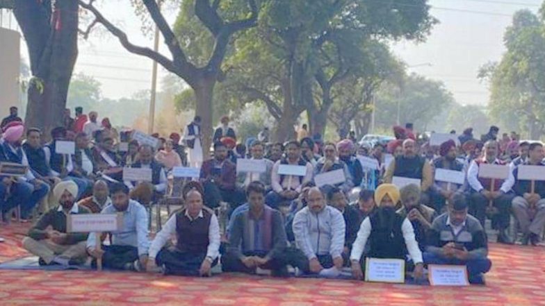 Punjab: आज से अनिश्चितकालीन हड़ताल पर पंजाब के राजस्व अधिकारी, किसानों के साथ बदसलूकी करने का लगाया आरोप