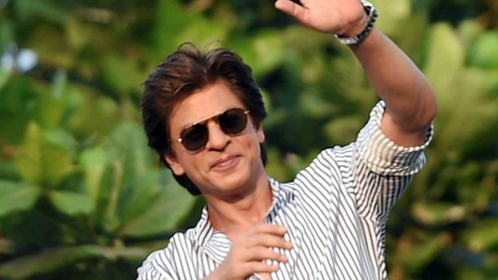शाहरुख खान की ताजा फोटो इंटरनेट पर वायरल, किलर स्माइल ने लाखों लड़कियों का चुराया दिल