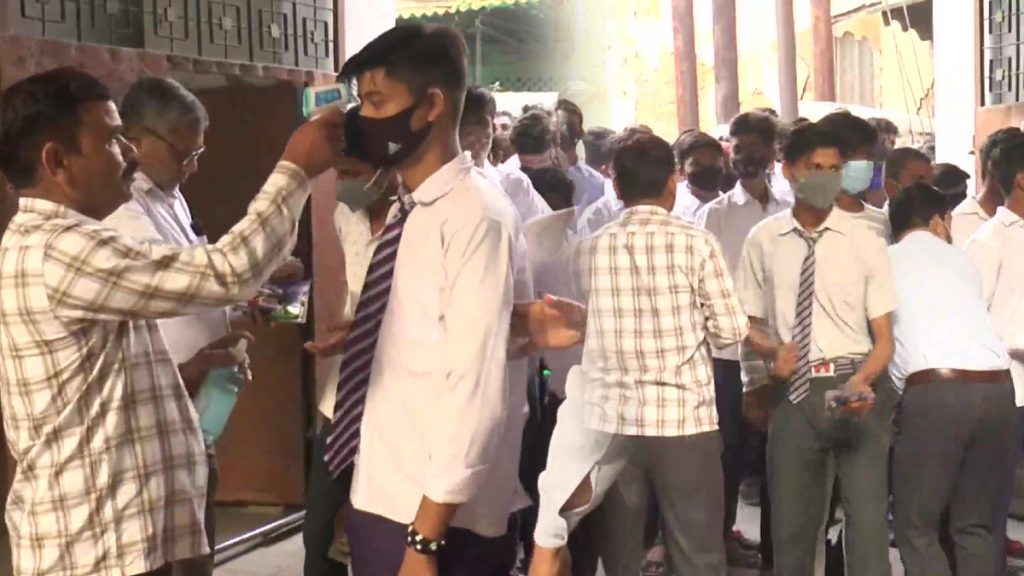 यूपी बोर्ड की 10वीं कक्षा की परीक्षा में लड़कियों ने मारी बाजी