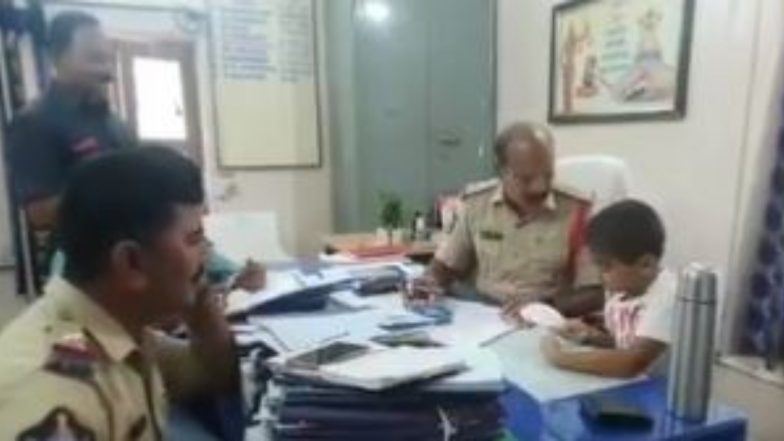 गजब! ट्रैफिक जाम की शिकायत लेकर पुलिस थाने पहुंचा 6 साल का मासूम, फिर जो हुआ Viral Video देख आप भी हो जाएंगे बच्चे के फैन