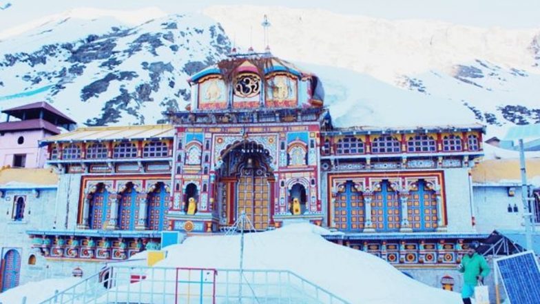 Uttarakhand: चमोली में जारी है बर्फबारी, सफेद चादर से ढका बद्रीनाथ धाम, Video में देखिए शानदार नजारा