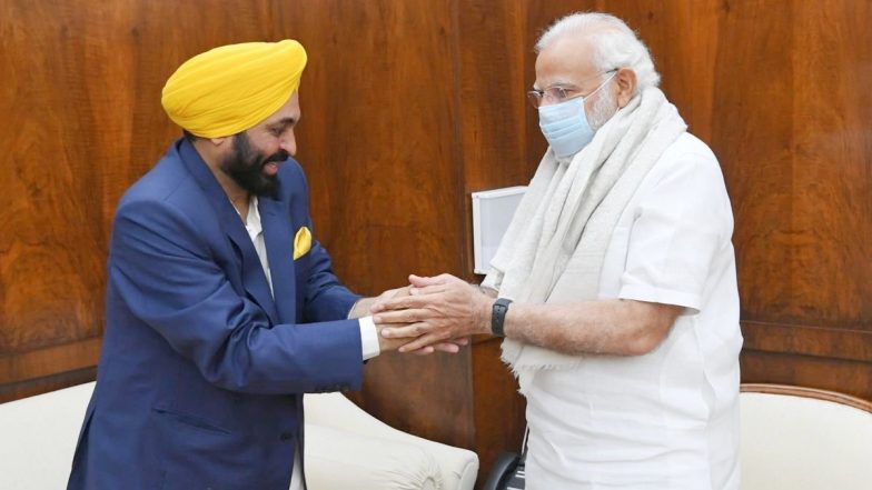 CM भगवंत मान ने PM मोदी से की मुलाकात, प्रधानमंत्री को गिफ्ट की चरखा और फुलकारी