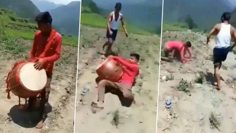 गले में बड़े से ढ़ोल को लटका कर बुरी तरह से फंसा शख्स, हुई ऐसी हालत... Viral Video देख हंस पड़ेंगे आप