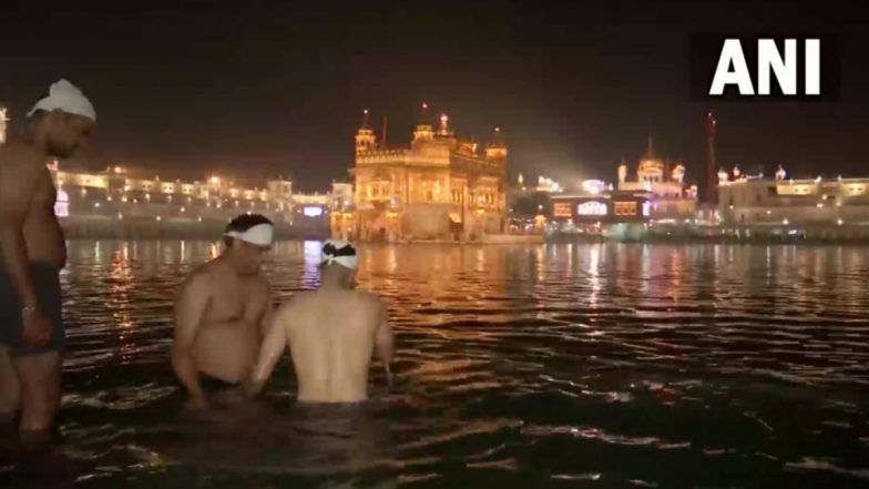 Hola Mohalla 2022: होला मोहल्ला पर अमृतसर के स्वर्ण मंदिर में उमड़ी भक्तों की भीड़, सरोवर में लगाई आस्था की डुबकी