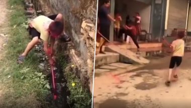 Holi 2022: किसी ने फेंका रंग तो लड़के को आया गुस्सा, फिर उसने पिचकारी में नाले का पानी भरकर ऐसे खेली होली (Watch Video)
