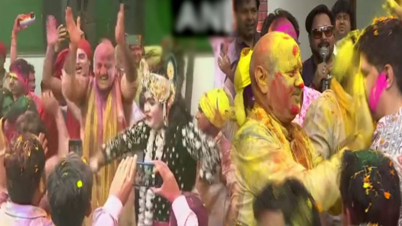 Holi 2022: उपमुख्यमंत्री मनीष सिसोदिया ने होली पर लोगों के साथ नाचकर मनाया जश्न, देखिए Video