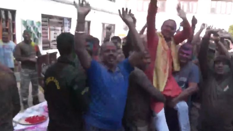 Holi 2022: श्रीनगर में CRPF के जवानों ने एक दूसरे को गुलाल लगाकर नाचते हुए मनाई होली