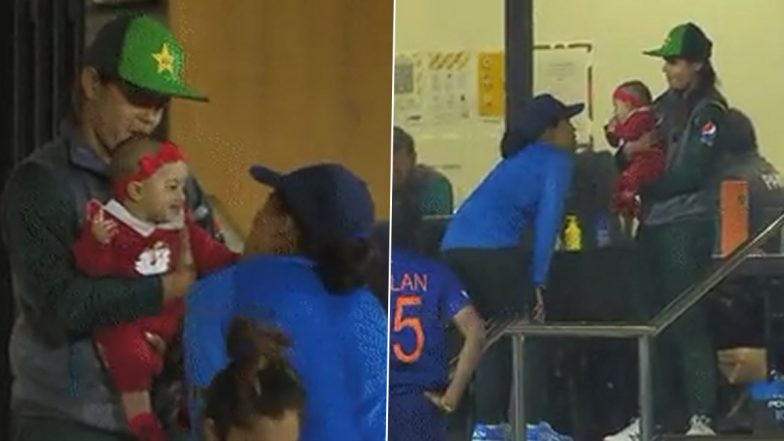 IND vs PAK Women's World Cup 2022: मैच के बाद छोटी बच्ची के साथ खेलती नज़र आयीं भारतीय खिलाड़ी, इंटरनेट पर वीडियो वायरल