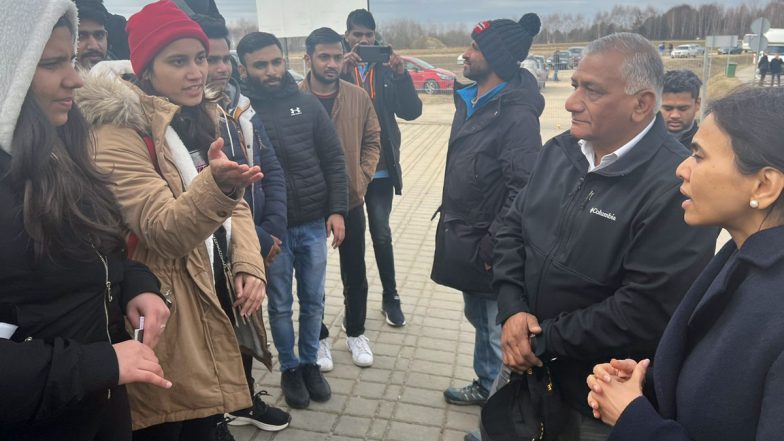 VIDEO: यूक्रेन से बचकर आने वाले भारतीय छात्रों में दिख रहा पढ़ाई अधूरी रहने का डर, केंद्रीय मंत्री ने ऐसे बढ़ाई बच्चों की हिम्मत