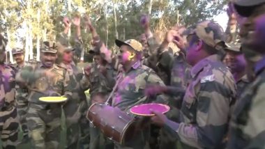 अंतरराष्ट्रीय सीमा पर होली के रंग में सराबोर दिखे BSF जवान, ढोल-मंजीरे बजाकर जमकर किया डांस, देखें जश्न का VIDEO
