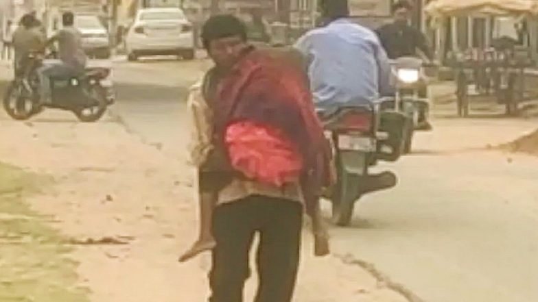 Video: छत्तीसगढ़ में बेटी के शव को 10 KM तक कंधे पर लेकर चला लाचार पिता, स्‍वास्‍थ्‍य मंत्री ने दिए जांच के आदेश